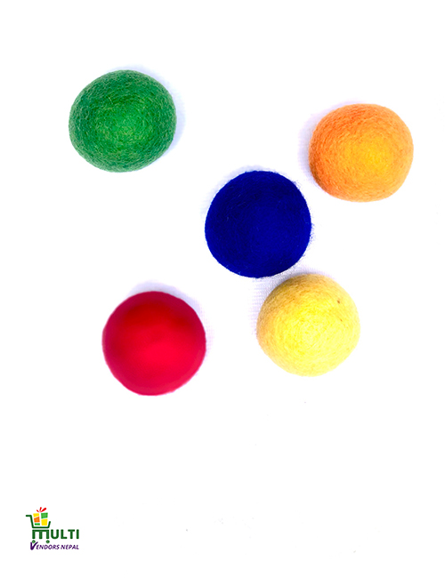 SET OF MULTICOLORED BALLS-006